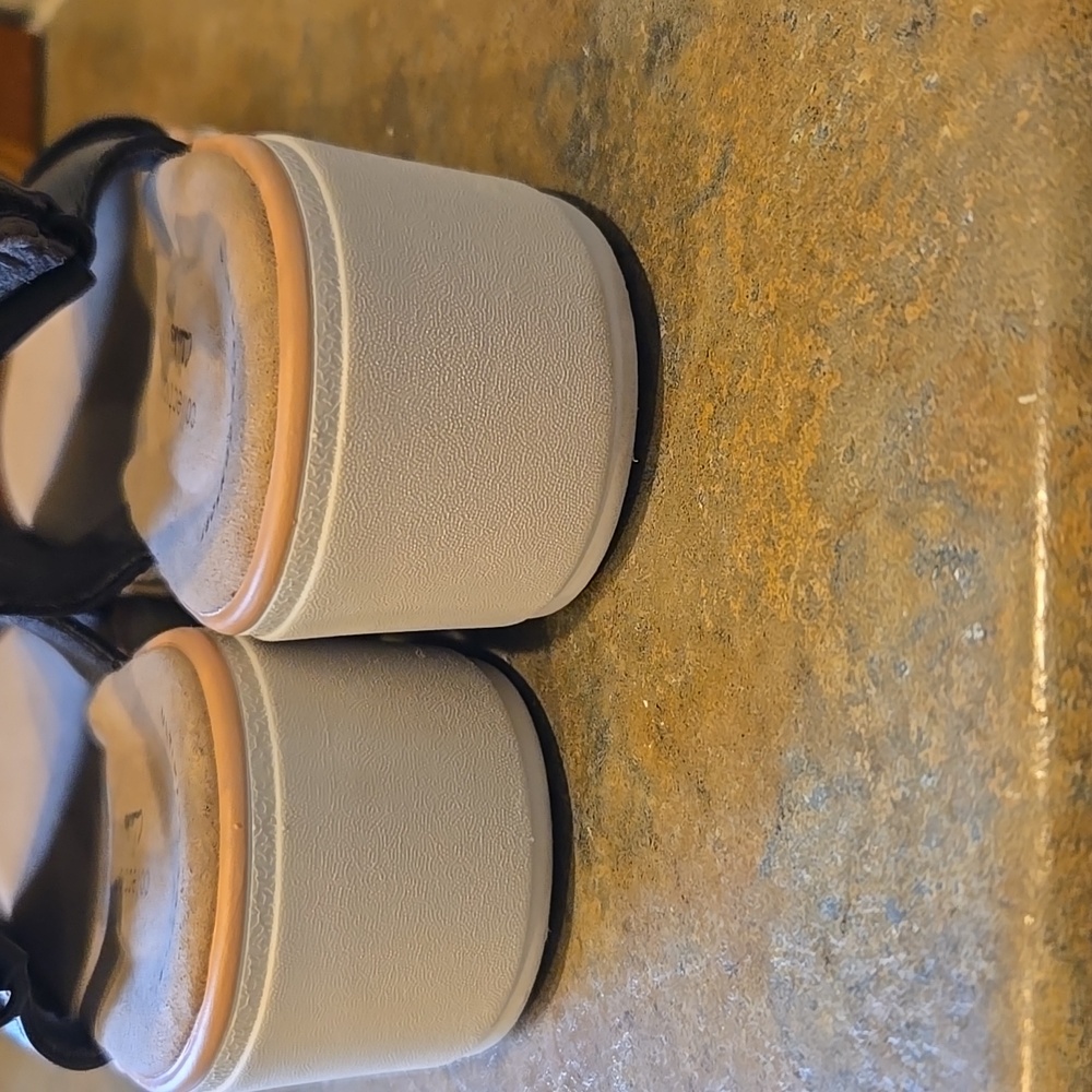 EUC Clarks Black Leather Sandals Size 8 1/2 - Picture 4 of 9
